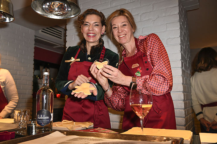 Sarah Kronsbein, Christiane Wössner @ Hallstein Wasser Christmals Cookie Exchange (©Foto: Brauer Photos Sabine Brauer)